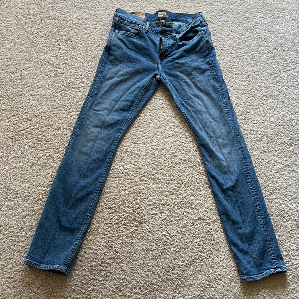 JCrew mens jeans in light blue. Skinny jeans with stretch. 32/32 fits like a 30